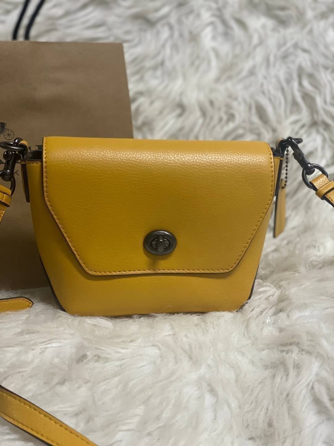 คอลเลคชั่นใหม่ ทั้งสวยทั้งคุณภาพค่ะ😘 COACH KARLEE CROSSBODY BAG 💐พร้อมส่ง ได้ไปไม่ผิดหวังแน่นอนค่ะ! สวยๆแบบคนดังระดับโลกกันค่าา กระเป๋าสะพายแบบครอสบอดี้ร์ หนังแท้นิ่มสวยงามมากๆค่ะ รูปทรงน่ารักกระทัดรัด เปิดปิดกระเป๋าแบบหมุนล็อค ภายในสามารถ