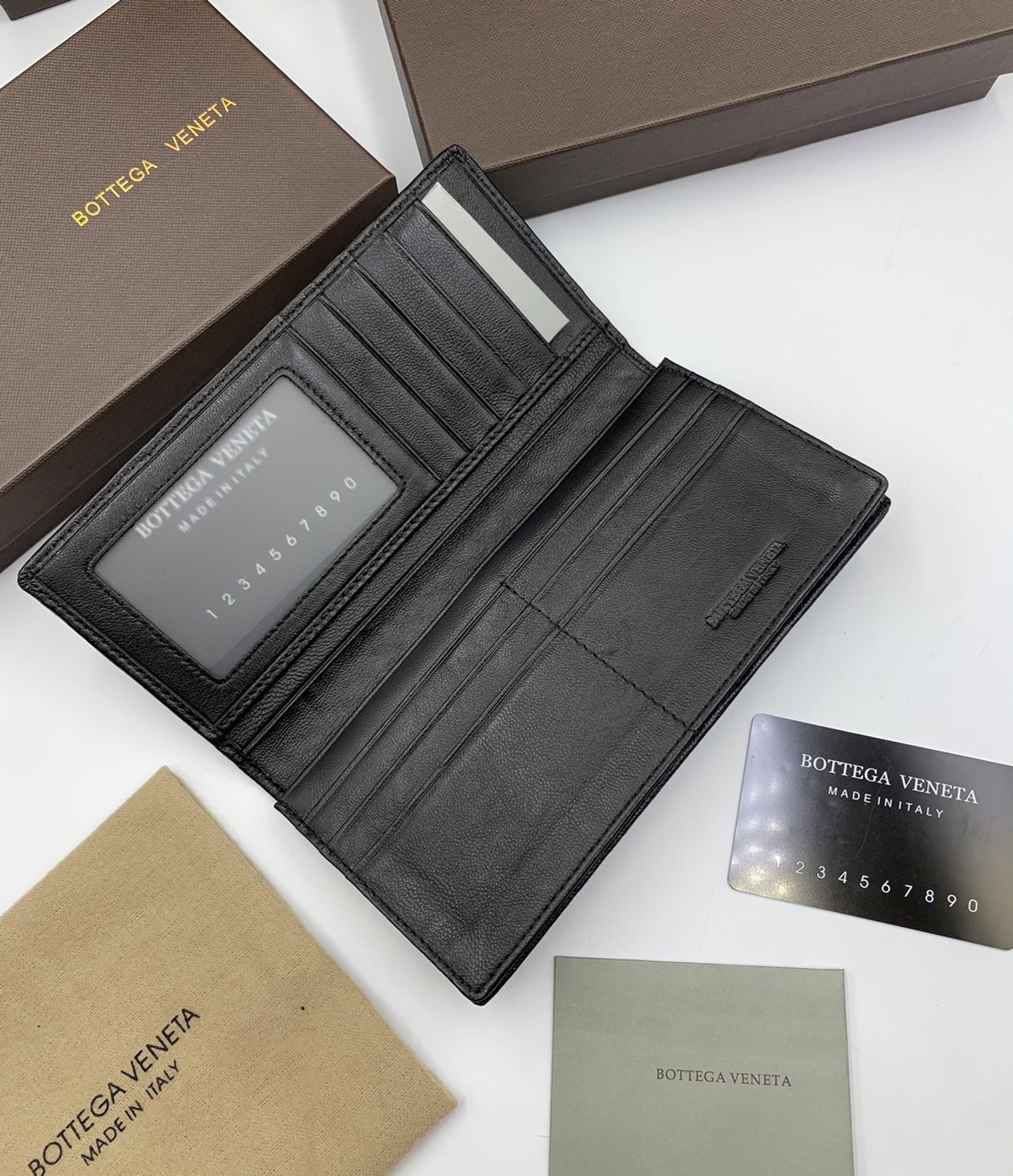 หนังแท้ BOTTEGA VENETA LONG WALLET / BV LONG WALLET / BV Wallet พร้อมส่งที่ไทย กระเป๋าสตางค์ใบยาว 2 พับ รุ่นตามหา มาเท่าไหร่ไม่เคยพอเลยค่า เป็นรุ่นคลาสสิกที่หยิบมาใช้งานได้บ่อยที่สุด งานหนังลูกวัวแท้ทั้งใบ ใช้ทนทานได้นาน ใช้ทนทานได้นานภาพสินค้าถ่ายจากงานข