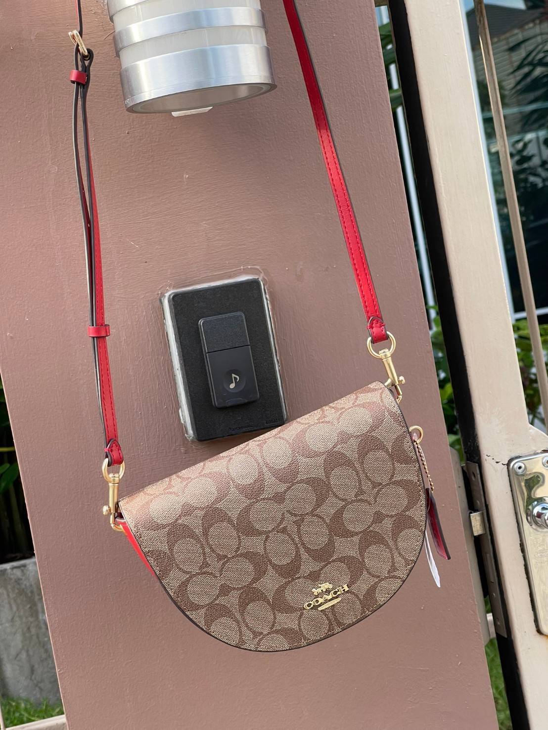 พร้อมส่งที่ไทยครบทั้ง6สีค่ะ 😘 Coach Ellen Crossbody In Signature ((C1432)) กระเป๋าทรงฮาฟมูนรูปทรงคลาสสิก ออกแบบให้มีลักษณะโค้งมน ไม่ดูเป็นทรงแข็งจนเกินไป ดีไซน์และสีของกระเป๋ายังเรียบง่าย เข้าได้กับทุกชุด สะพายครอสบอดี้ร์//สะพายข้าง หรือถือแบบคลัท