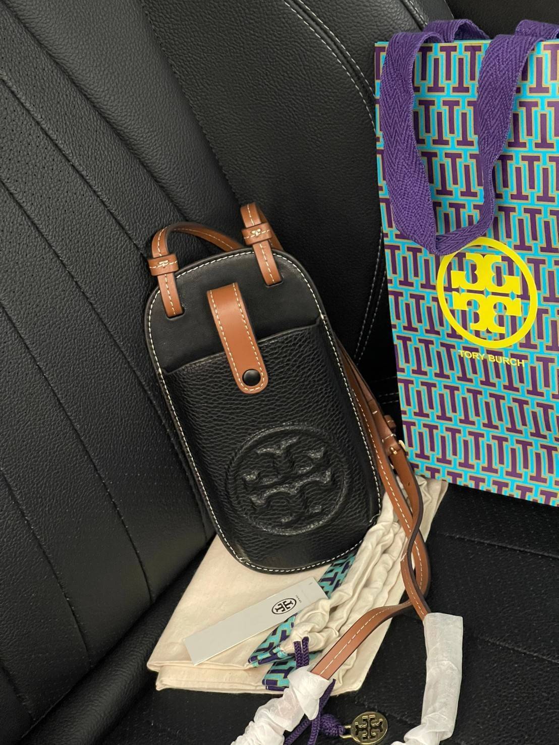 ของแท้ 💯% Tory Burch PERRY BOMBE PHONE CROSSBODY ปัจจุบันกระเป๋าสะพายได้รับความนิยมอย่างมากในหมู่ผู้ใช้เนื่องจากมีสไตล์และใช้งานได้สะดวก