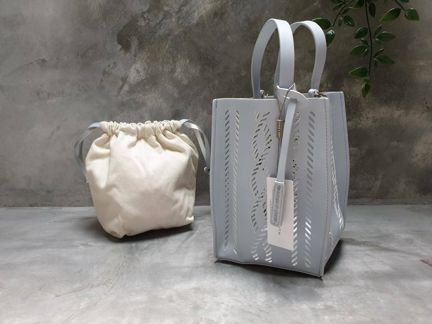 charleskeith Laser cut bucket bag กระเป๋าทรงเก๋ วัสดุหนังนิ่ม มาพร้อมกระเป๋าด้านใน มาพร้อมสายสะพายยาวปรับระดับได้ รุ่นนี้น่ารักมากค่ะ ห้ามพลาดเลยนะยูว์....