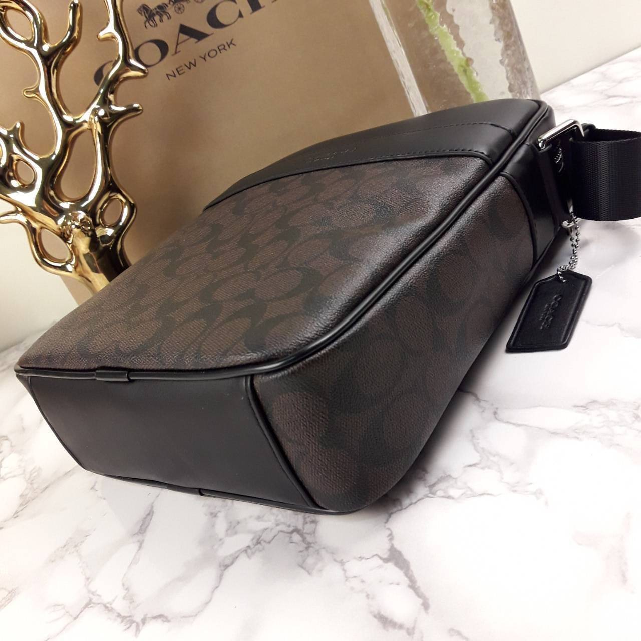 อมตะ ฆ่าไม่ตายจริงๆ กับรุ่นนี้!!😎//>>COACH CHARLES FLIGHT BAG(F54788)🍁สะพายข้าง ทรงสวย เป็นอีกรุ่น ที่ฮิตตลอดกาลไปเรียบร้อยแล้ว//วัสดุหนังแคนวาส สลับหนังแท้อย่างดี // ใช้ได้ทั้งชายและหญิง Unisexสุดๆ ใช้งานง่าย ทรงกล่อง จะสะพายเที่ยว 