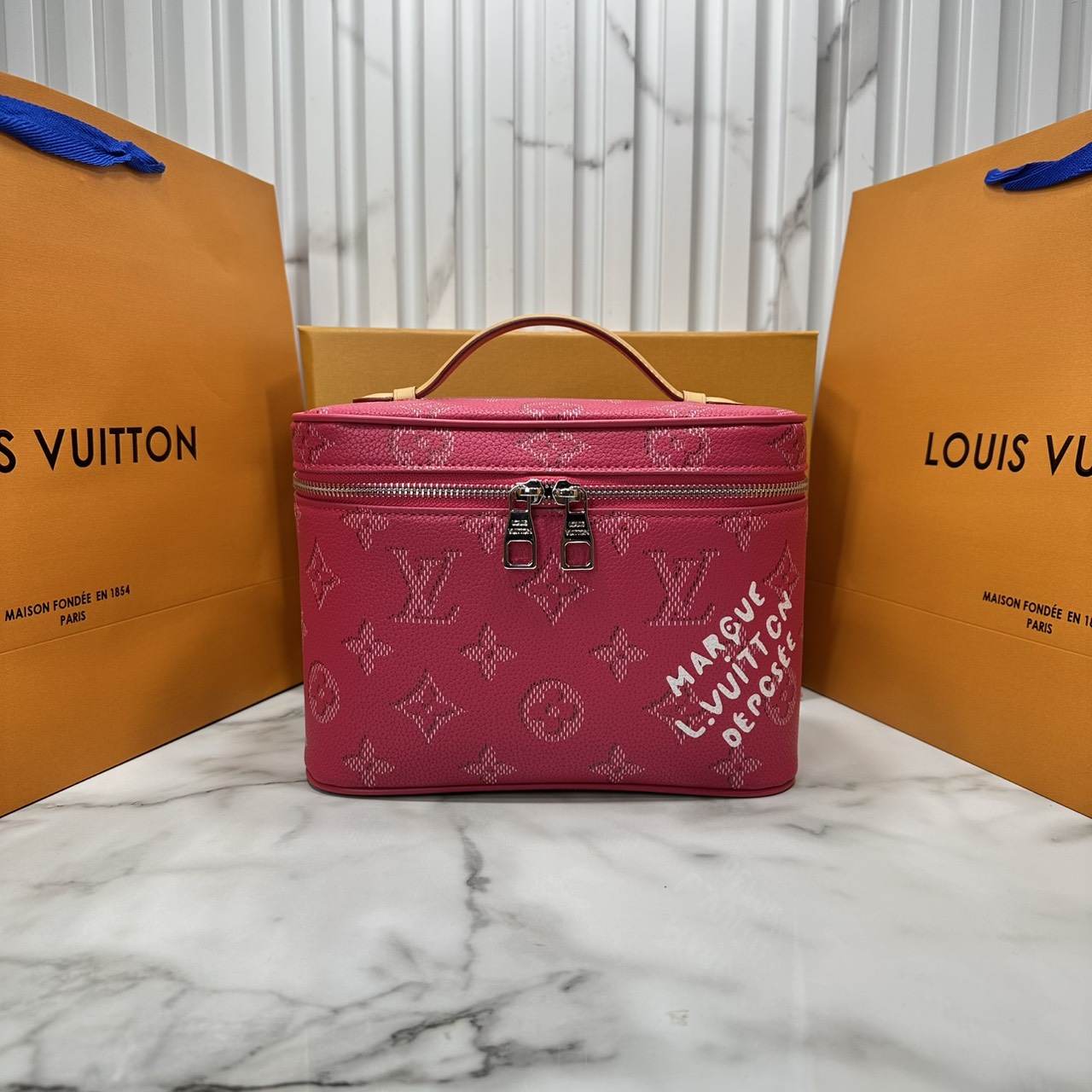 ORI หนังแท้ | LV Vanity Monogram Heritage Nice Pink กระเป๋าเครื่องสำอางสุดหรู โทนสีใหม่ชมพูหวานสดใส ผสมความหรูและความน่ารักได้ลงตัว โดดเด่นด้วยลาย Monogram สุดไอคอนิก