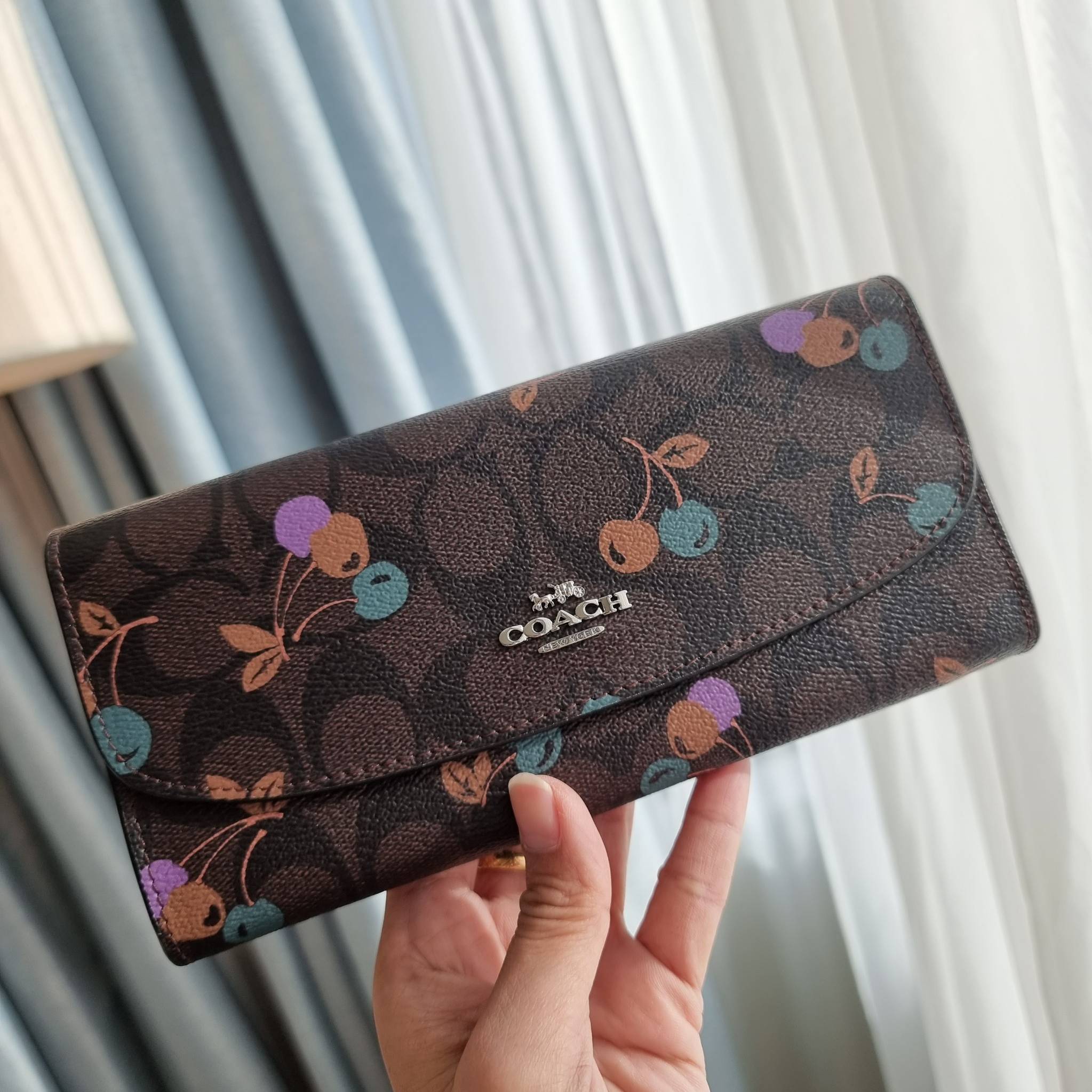 OUTLET 】COACH F31562 SLIM ENVELOPE WALLET IN SIGNATURE CANVAS WITH CHERRY PRINT คอลเลคชั่นใหม่ล่าสุด ต้อนรับนิวเยียร์ไปเลย!! 🍒🎊 กระเป๋าสตางค์รุ่นขายดี ทรงจดหมายรุ่นฝาพับ ดีไซน์ลายเชอร์รี่ น่ารักสดใส วัสดุหนังแคนวาสเคลือบลาย ภายในใส่มือถือไ