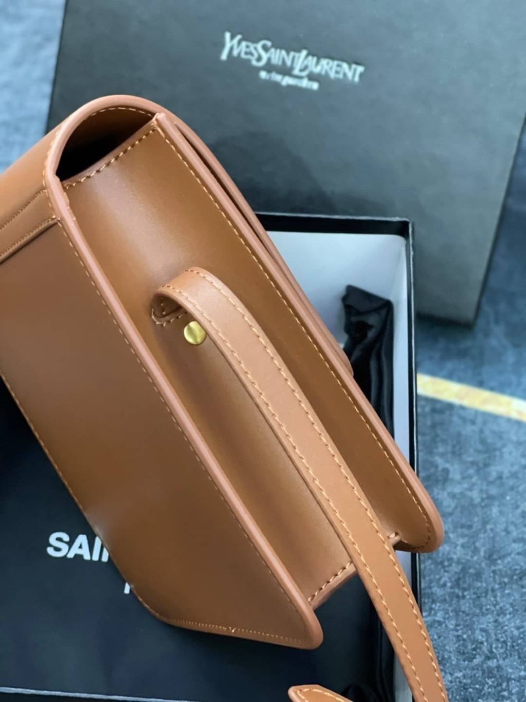 หนังแท้ YSL Yves Saint Laurent small leather shoulder bag กระเป๋าสะพายทรงเหลี่ยมแนวตั้งดีไซน์สวยหรูอยู่ทรงมีโลโก้แบรนด์ด้านหน้า อะไหล่ทองสวยหรู ภายในโล่งกว้าง สายสะพายหนังยาวปรับระดับได้ Rare items เด็ดๆแบบนี้ห้ามพลาด!