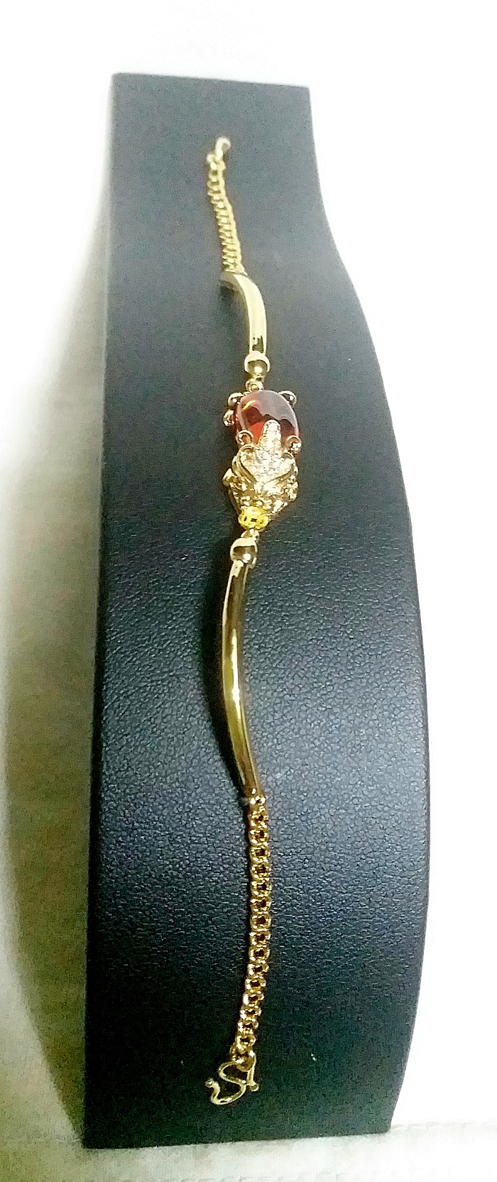 สร้อยข้อมือปี่เซี้ยะองค์เล็กพลอยมณีใต้น้ำสีแดง ช่วยต้านคราเคราะห์ แก้ชงปีกุน ปี2562 พร้อมใบคาถาค่ะ