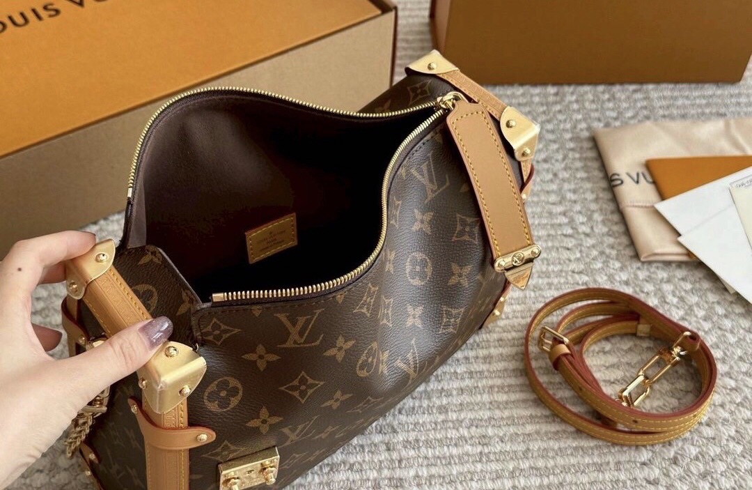LV Side Trunk MM กระเป๋าสะพายทรงกล่องสุดไอคอนิค ทรงสวยมีเสน่ห์ โดดเด่นด้วยหมุดเข้ามุม ซิปเปิด-ปิดล็อคได้ ภายในเป็นช่องโล่ง มีสายสะพายคล้องแขน คล้องไหล่เก๋ๆ หรือสะพายข้างชิคๆ พร้อมตอบรับได้ทุกลุค ทุกสไตล์ไปเลยจ้า