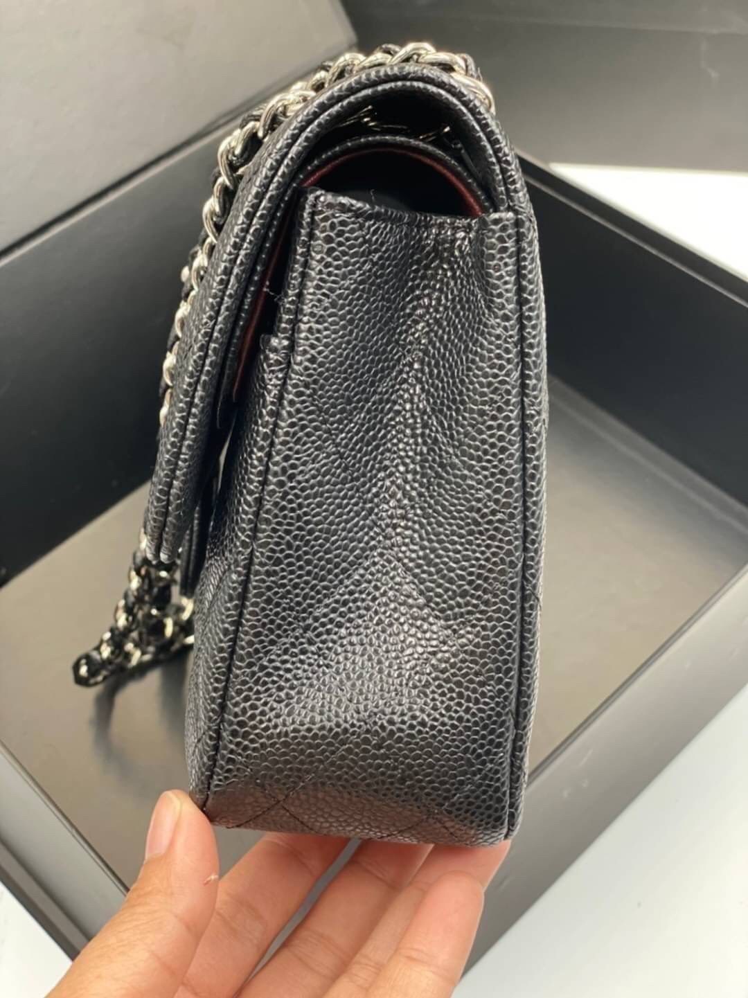 VIP GIFT 】หนังแท้ CHANEL Classic black caviar (อะไหล่เงิน/ทอง) กระเป๋าสะพาย LOOK Cool ใบนี้ ไม่มีถือว่า Out มากๆ ไม่ต้องพูดถึงความสวยเยอะ เพราะยอดขายถล่มทลาย ไม่มีไม่ได้แล้วค่าา