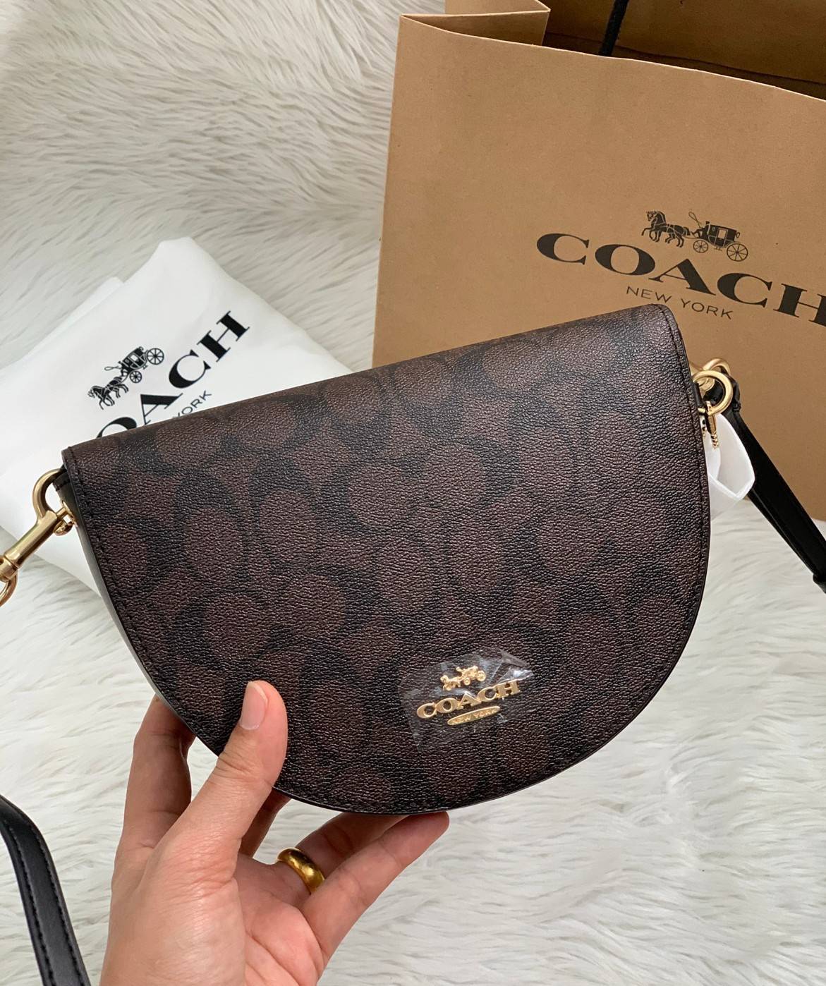 พร้อมส่งที่ไทยครบทั้ง6สีค่ะ 😘 Coach Ellen Crossbody In Signature ((C1432)) กระเป๋าทรงฮาฟมูนรูปทรงคลาสสิก ออกแบบให้มีลักษณะโค้งมน ไม่ดูเป็นทรงแข็งจนเกินไป ดีไซน์และสีของกระเป๋ายังเรียบง่าย เข้าได้กับทุกชุด สะพายครอสบอดี้ร์//สะพายข้าง หรือถือแบบคลัท