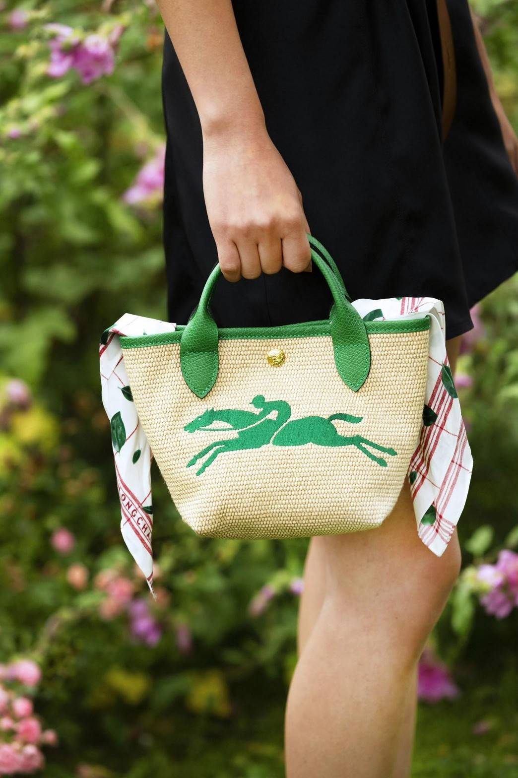 Longchamp Le Pliage Paris-St Tropez Handtasche มาแร้ววววใหม่ล่าสุดนุ้งมินิ ตัลร๊ากกก วัสดุสาน ด้านหน้าปักโลโก้ม้าอันเป็นสัญลักษณ์ของแบรนด์ ทนทานแข็งแรง ใบมินิ น้ำหนักเบา จุของได้เยอะ ใส่กระเป๋าตังค์ โทรศัพท์ iphone+ ได้ ภายในโล่ง มีสายสะพายไหล่ Crossbody 