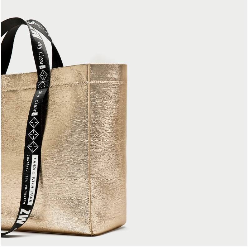 Zara shopper bag กระเป๋าสะพายสี mettalic สุดชิค จากแบรนด์ Zara ค่ะ น้ำหนักเบา สาย print สีดำลายเพิ่มดีเทล มีสายสะพายไหล่ ภายในโล่งกว้าง เปิดปิดด้วยกระดุมแม่เหล็ก ใบนี้จะใช้ไปเรียน ไปทำงานหรือไปเที่ยวก็เหมาะค่ะ