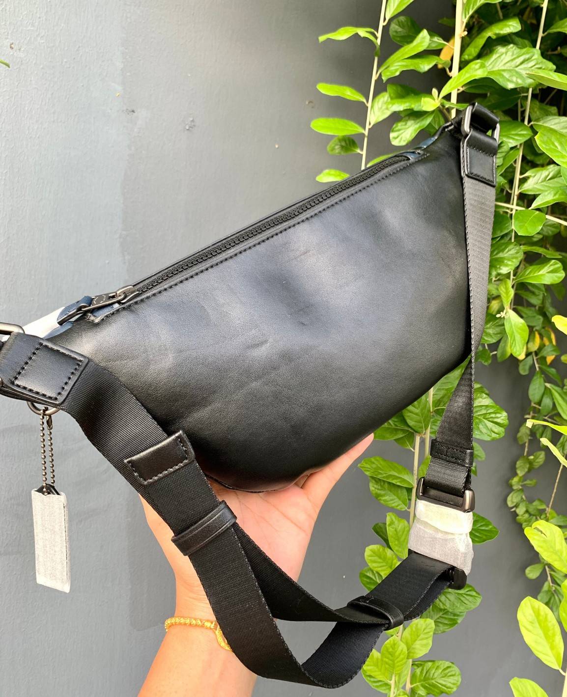 หนุ่มหล่อ//สาวหล่อ ทางนี้จ้าา สวยไม่แพ้คาดอกรุ่นอื่นๆเลยค่าา! COACH WARREN BELT BAG ใบใหญ่คะ! ((79149)) พร้อมส่ง นานๆทีจะมีสีนี้เข้ามาค่ะ! กระเป๋าคาดอกด้านหน้า//คาดไปทางด้านหลัง//หรือคาดเอวได้ ตามแต่ความถนัดได้เลยนะคะ หนังแท้ นิ่มสวย มีช่องซิปหลักให้2ช่อง