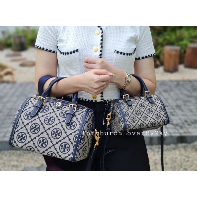 TORY BURCH T Monogram Color-block Barrel Duffle พร้อมส่งที่ไทย สวยก่อนใคร มี2ขนาด ไม่มีคือพลาดจร้าา😘 ✔️กระเป๋าทรงหมอน วัสดุหนังแท้ชั้นดีที่สุด หนังเรียบนิ่มสวย ✔️เปิดปิดกระเป๋าด้วยซิปคู่แบบมีหนังห้อย ภายในกว้างมากสำหรับไซด์นี้ หายห่ว