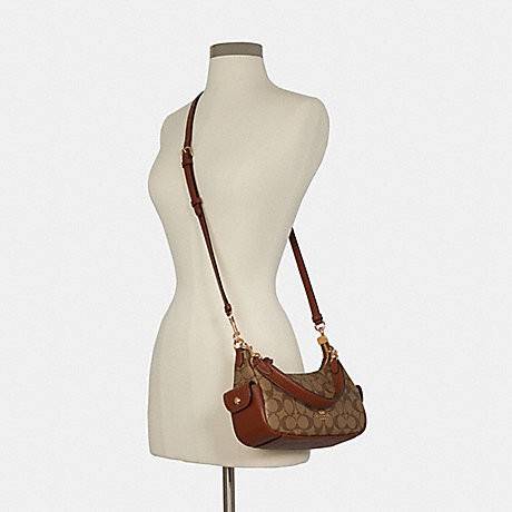 COACH C7223 PENNY SHOULDER BAG 25 IN SIGNATURE CANVAS คอลเลคชั่นเพนนีสุดคิ้วท์ ในรูปแบบของกระเป๋าสะพายไหล่กึ่งทรงพอช พร้อมเสิร์ฟความสวยถึงบ้านไปเลย!! ด้วยดีไซน์คลาสสิคย้อนยุค ที่แอบแฝงความเรียบหรู มาพร้อมสายสะพาย 2 เส้น เป็นสายคล้องมือและสายสะพายครอสบอดี้