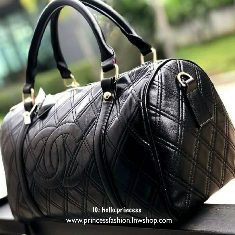 Chanel Bag กระเป๋าทรงหมอน วัสดุหนังแกะสัมผัสนิ่มมือ สังเคราะห์คุณภาพดีทนทาน น้ำหนักเบา เปิด-ปิดด้วยซิปอะไหล่ทอง ฐานรองหมุด4มุม มีสายยาว ปรับระดับได้ ภายในมีช่องใส่ของจุกจิก และซิปใหญ่ อีก1 ช่อง สายสะพาย จุของได้เยอะ น้ำหนังเบา ซื้อใช้เองหรือฝากเป็นของขวัญ
