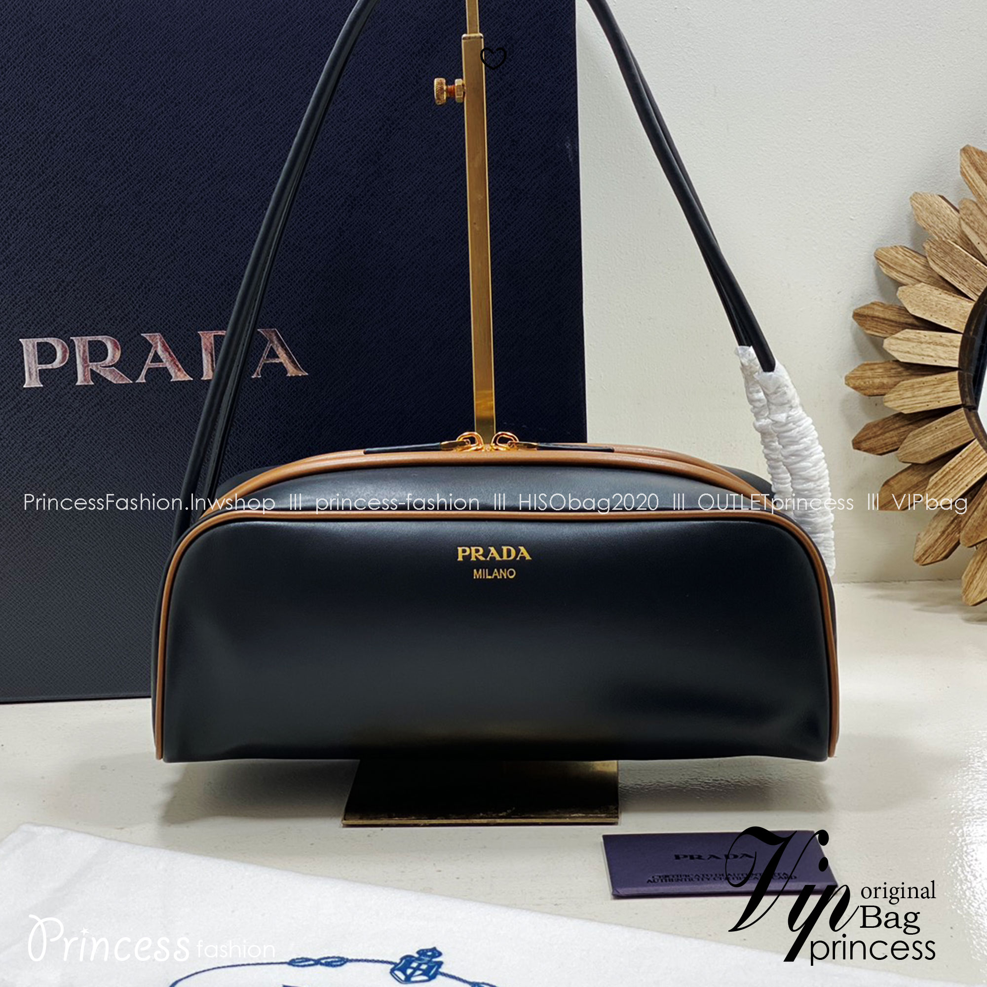 TOP ORI หนังแท้ | Prada Swing smooth leather shoulder bag / Prada Hobo Bag กระเป๋าสะพายสไตน์สปอร์ตเรียบหรูดีไซน์ใหม่เรียบง่าย หนังแท้เรียบสวยสัมผัสนุ่มละมุน โทนสีทูโทนแต่งแต้มสีสันให้โดดเด่น