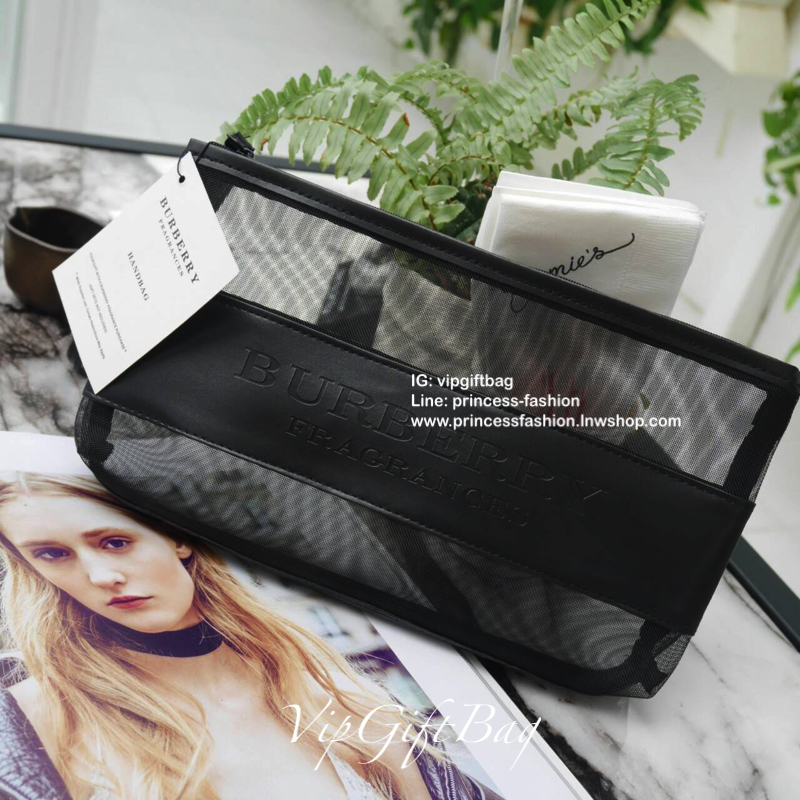 Burberry Cosmetic Purse bag สินค้าพรีเมี่ยมจากเคาน์เตอร์เครื่องสำอางค์จากแบรนด์แท้ 100% ตัวกระเป๋าเป็น Nylon โปร่งใส คาดหนังPUปั๊มแบรนด์ ปิดเปิดด้วยซิปอะไหล่ดำทั้งใบ สวยคลาสสิค จุของใช้จุกจิกได้เยอะใส่กระเป๋าสตางค์ยาวได้ แถมมีสายคล้องมือ เก๋มาก จะถือไปไหน