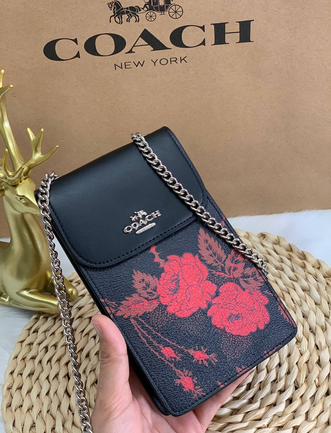 COACH PHONE CASE CROSSBODY BAG ((73486//76988//76357//39955//91046)) COACH NORTH/SOUTH CROSSBODY IN SIGNATURE CANVAS กระเป๋าใส่โทรศัพท์รุ่นนี้ มีความโดดเด่นทั้งดีไซน์และคุณสมบัติในการใช้งาน ด้วยลวดลายที่มีซิกเนเจอร์เป็นเอกลักษณ์แล้ว ด้านหลังยังมีช่องใส่กา