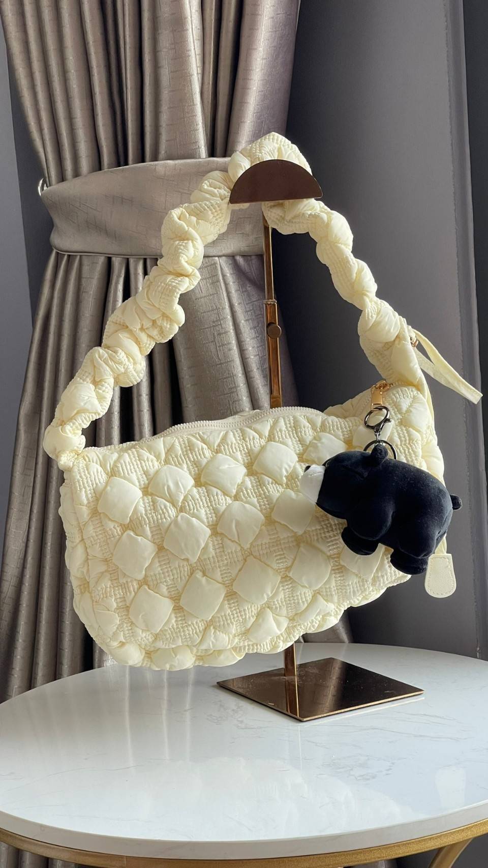 Cozy Shoulder Bag / Carlyn Bag 2022 สายแฟชั่นเกาหลีห้ามพลาด‼️ เป็นกระเป๋าที่กำลังได้รับความนิยมอย่างมากในเวลานี้ ถูกออกแบบมาให้มีลักษณะนุ่มนิ่มไม่ต่างจากพัฟเฟิลโค้ตหรือผ้านวม เลือกหยิบมาใช้ แมตช์เข้ากับคอสตูมได้ในแต่ละวัน