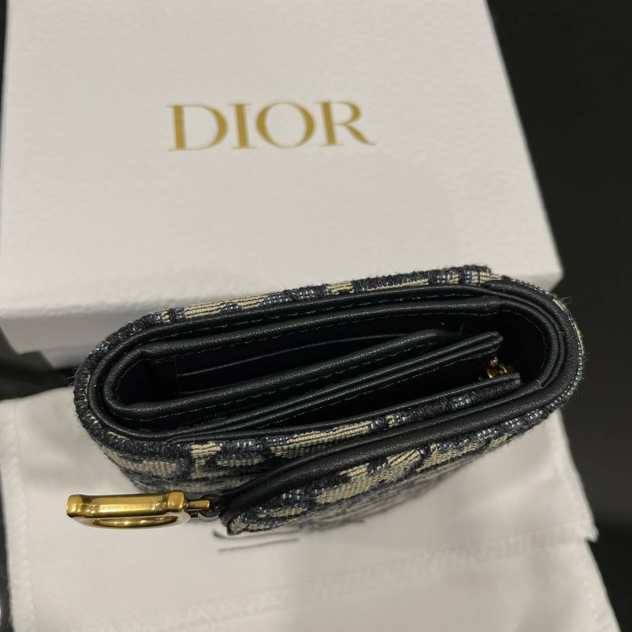 ORI 🥂DIOR Wallet Saddle Lotus / Dior tri-fold wallet เกรดออริจินอล กระเป๋าสตางค์ 3 พับ วัสดุหนังแท้ และผ้า Jacquard อย่างดี ทอสวยงามที่สุด ผสมผสานความสง่างามและคลาสสิกที่เข้ากับยุคสมัย ด้านหน้าโดดเด่นด้วยซิกเนเจอร์ของ Christian Dior อะไหล่สีทองอ่อ