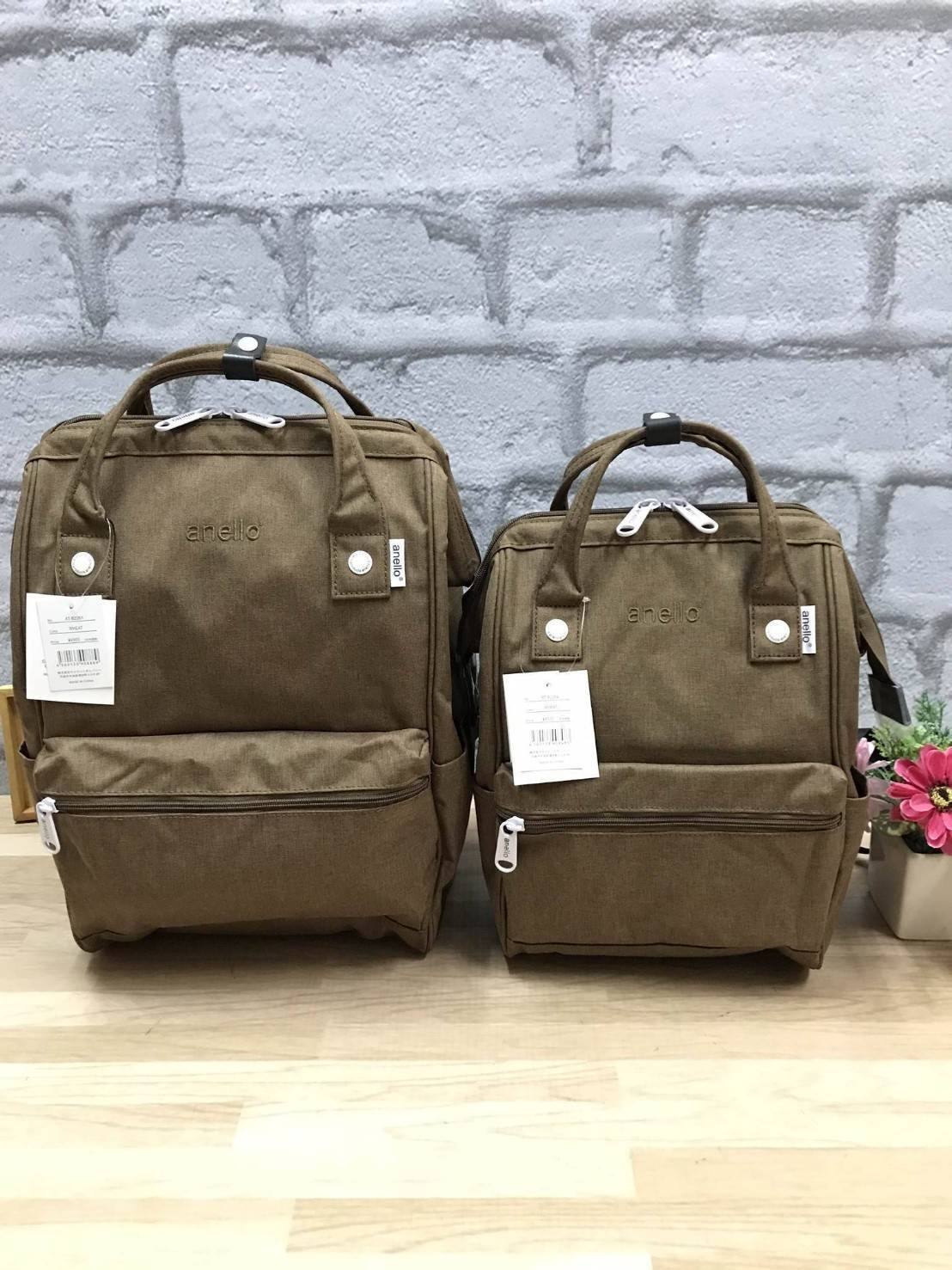 Anello Mottled Polyester Mini Backpack เป้แบรนด์ดังแห่งปี วัสดุ poleyester canvas เนื้อผ้าเรียบหรู และทันสมัย ดีเทลคล้ายรุ่น original ต่างตรงที่ด้านหน้าเป็นงานปักโลโก้สวยงาม และหัวซิป สกรีนโลโก้แบรนด์สีสันเข้ากับตัวกระเป๋า รุ่นชน shop มีหลากสีให้เลือกสรรค