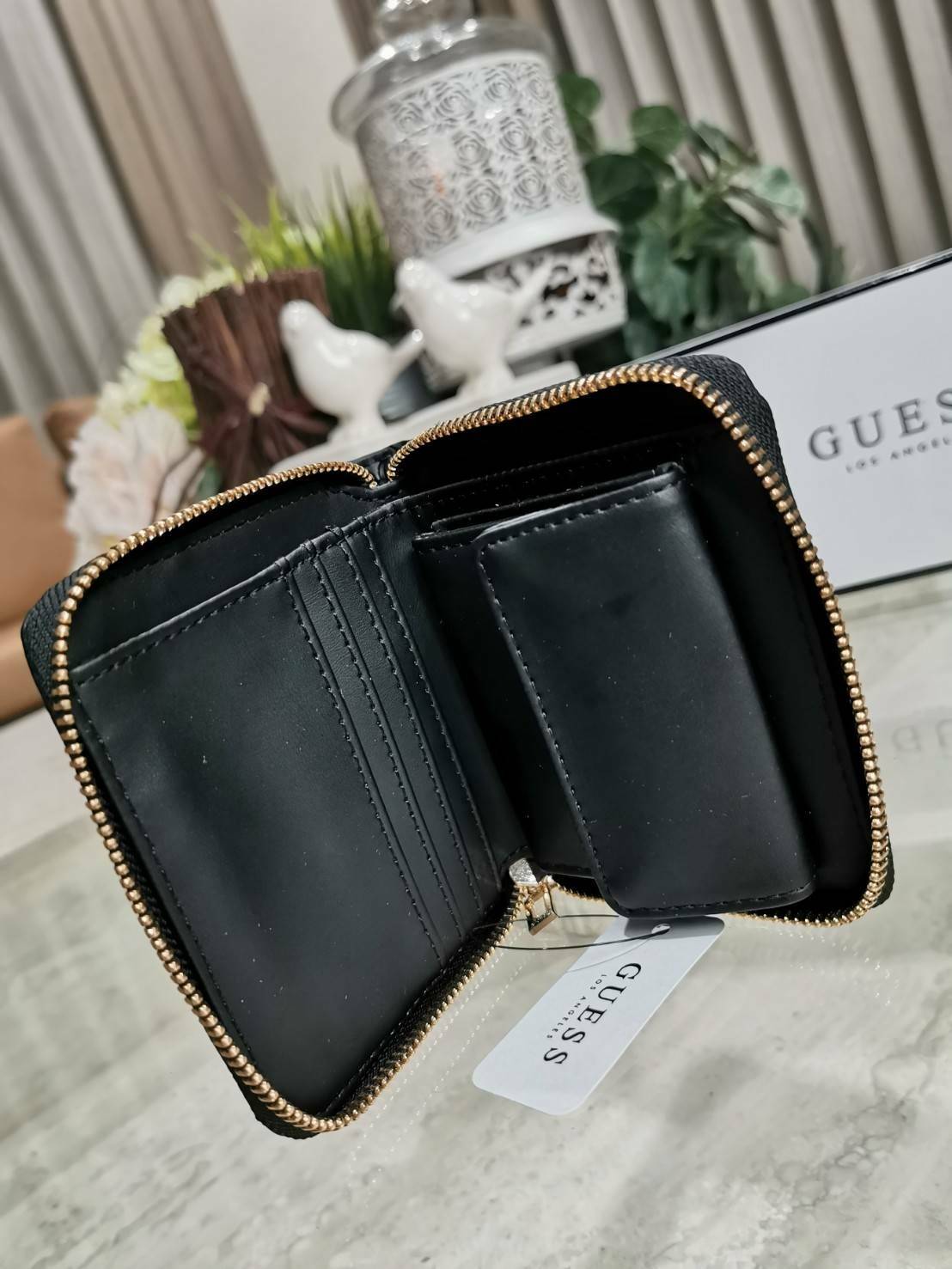 NEW ARRIVAL! GUESS FACTORY WOMEN'S SHORT WALLET กระเป๋าสตางค์สั้นรุ่นใหม่ล่าสุดไอเท็มแนะนำวัสดุหนังปั้มโลโก้รอบใบสวยอยู่ทรงด้านหน้าประดับโลโก้แบรนด์ ภายในมีทั้งช่องใส่ธนบัตร ช่องใส่เหรียญ ช่องใส่บัตรหลายช่อง ใส่เเบงก์พันได้ค่ะ ภาพถ่ายจากสินค้าจริงมาพ