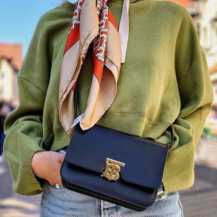 พรีเมี่ยมกิ๊ฟแท้ 100% 】BURBERRY FRAGRANCES CROSSBODY BAG VIP GIFT WITH PURCHASE (GWP) กระเป๋าสะพายพรีเมี่ยมกิ๊ฟ Limited Edition จากน้ำหอม BURBERRY DUTY FREE วัสดุ Calfskin หนังเรียบสวยอยู่ทรงดีไซน์ยอดนิยมประดับโลโก้แบรนด์ทองด้านหน้า