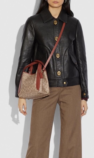 COACH 78800 HADLEY HOBO 21 ไอเท็มยอดนิยม คลาสสิคในทุกโอกาส กระเป๋าทรงโฮโบ ทรงสวยใช้งานได้ทุกลุค แมชท์ง่ายกับทุกสไตล์ วัสดุหนัง pepble เปิด-ปิดด้วยกระดุมแม่เหล็ก มีตะขอล็อคที่ปากกระเป๋าเพื่อปรับทรงใช้งานได้ ภายในโล่งกว้าง ใส่ได้ทุกอย่าง!! มีสายสะพายให้ หรื