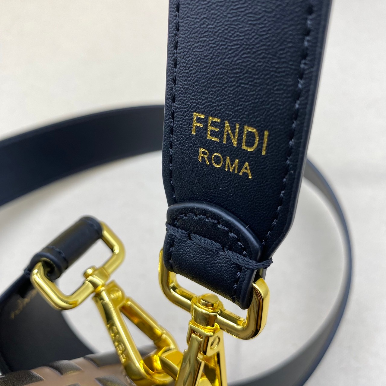 FENDI KAN leather bag เกรดออริจินอล สลับแท้ ด้วยสีและลวดลายคลาสสิกตามแบบแบรนด์ เข้าได้กับสาวๆ ทุกสไตล์ บ่งบอกความเป็น FF ได้อย่างสมบูรณ์แบบ โทนสีแมตช์กับเสื้อผ้าได้ง่าย