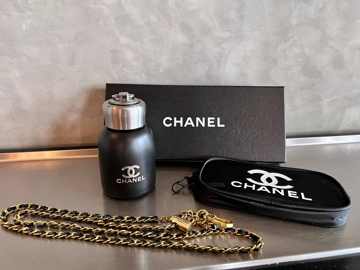 CHANEL SET BOX VIP MAKE UP ขวดน้ำ+กระเป๋า เซ็ทมีจำนวนจำกัด! มีประดับติดตัวหรูๆดูไฮ หรือพกพาแบบสะพายขึ้นเครื่องเดินทางได้เลย กับกระติกน้ำขนาดพกพาจาก Chanel วัสดุสแตนเลสอย่างดี สำหรับใส่น้ำ ใส่กาแฟ ตามความชอบเลยค่ะ