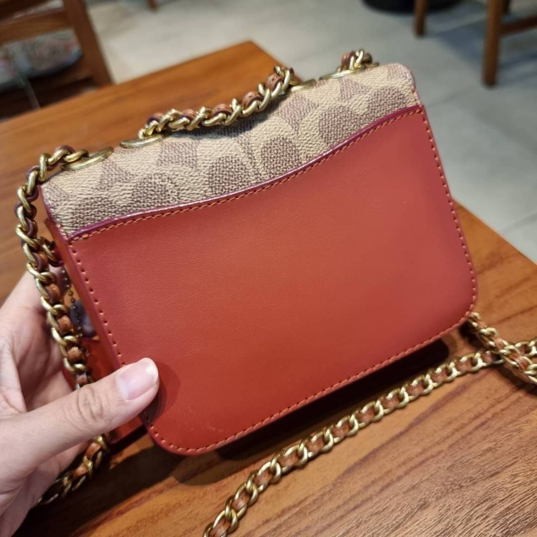 COACH C2462 MADISON SHOULDER BAG 16 IN SIGNATURE CANVAS WITH RIVETS กระเป๋าสะพายข้าง ไซส์กะทัดรัด พกพาง่าย น้ำหนักเบา ดีไซน์สวย โดดเด่นด้วยตัวล็อครูปดอกไม้ สีสันตกแต่งตัดกันกับลายซีอย่างลงตัว วัสดุหนังแคนวาสเคลือบลาย ภายในแบ่งสัดส่วนให้อย่างดี มาพร้อมสายส