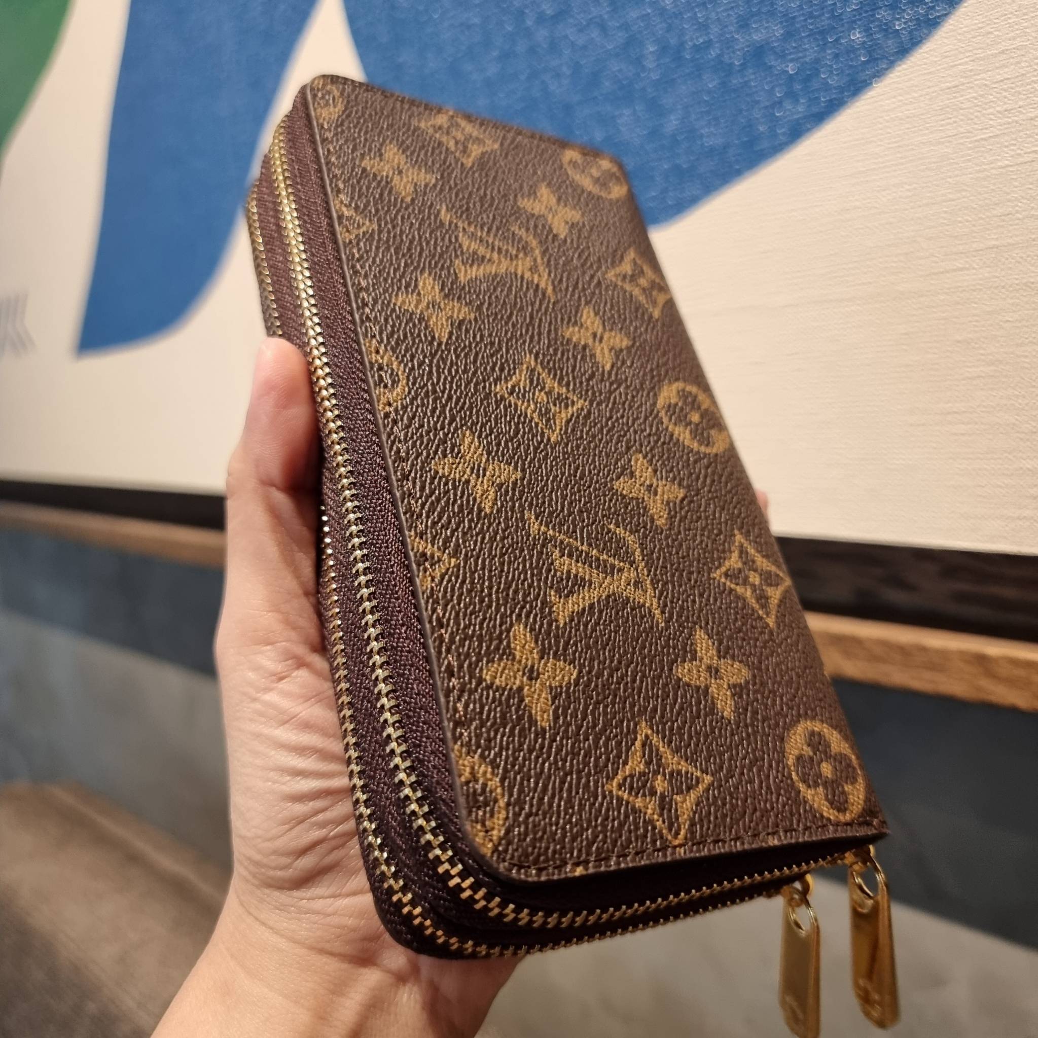 2ซิปก็ต้องมาแล้วแหละ!! IN STOCK แล้ว!! ด่วน!! เตือนแล้วน้า!!! LV long wallet ไอเท็มสุดฮิต ติดทุกกระแส แรงไม่เคยตก รุ่น unisex ที่จะหนุ่มๆสาวๆ ก็เลิฟได้หมด!! ใบยาวขนาดกำลังเหมาะมือ รอบนี้คือดี คุ้ม เพราะมาสองซิป ใส่กันแบบเน้นๆ เงินตุงกระเป๋ารับทรัพย์!! ถือ