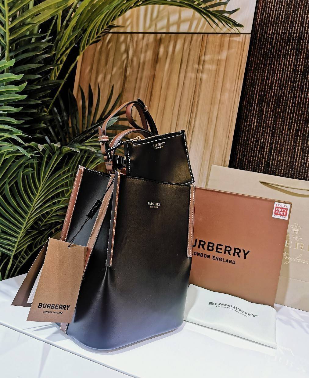 BURBERRY FRAGRANCES BUCKET BAG GIFT WITH PURCHASE พรีเมี่ยมกิ๊ฟ Limited Edition จาก BURBERRY PERFUME วัสดุหนังแท้ CalfSkin สวยหรูอยู่ทรง มาพร้อมกระเป๋าคลัชเล็กเข้าชุดกันสายคล้องสามารถถอดแยกใช้ได้ ภายในโล่งกว้างและจุสามารถใส่กล้อง มือถือ ของใช้ได้เยอะ หูจั