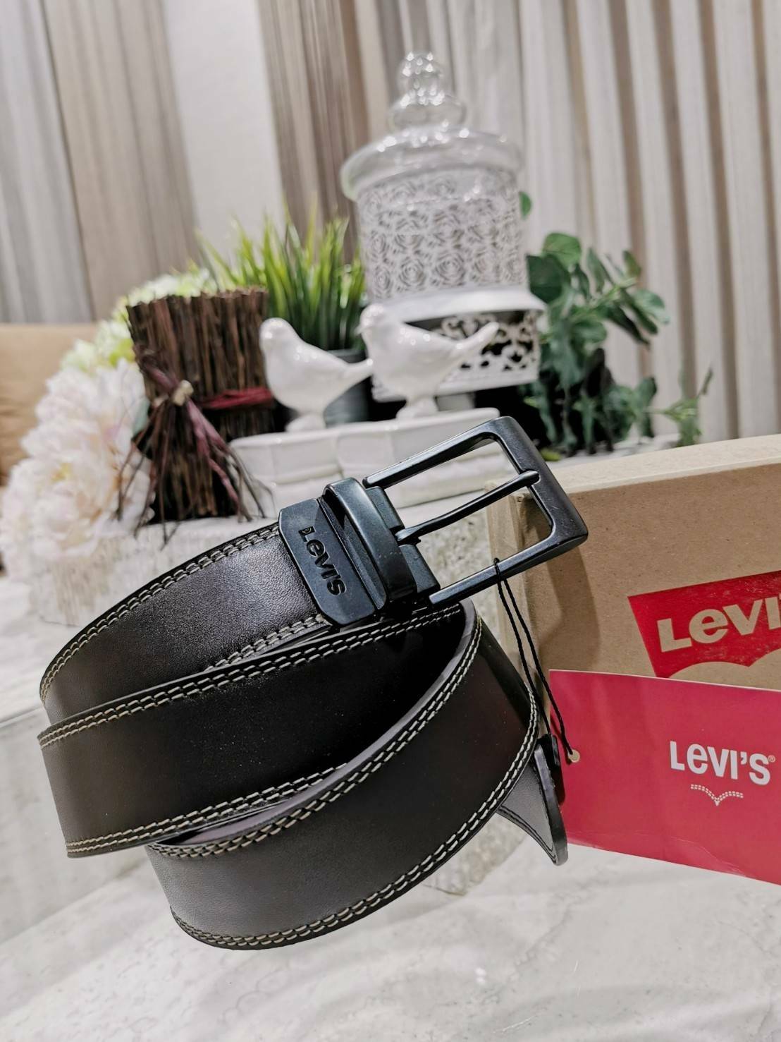 Levie's men reversible Leather Belt Gift Box รุ่นยอดนิยมสายเข็มขัดด้านหนึ่งเป็นสีดำอีกด้านเป็นสีน้ำตาลสามารถสลับด้านใช้ได้ หัวเข็มขัดอะไหล่โลหะปั้มโลโก้สามารถปรับพลิกหน้าหลังได้ดีไซน์คลาสสิคเข้าได้กับทุกชุดสายสามารถปรับได้หลายระดับ แข็งแรงทนทานสินค้า