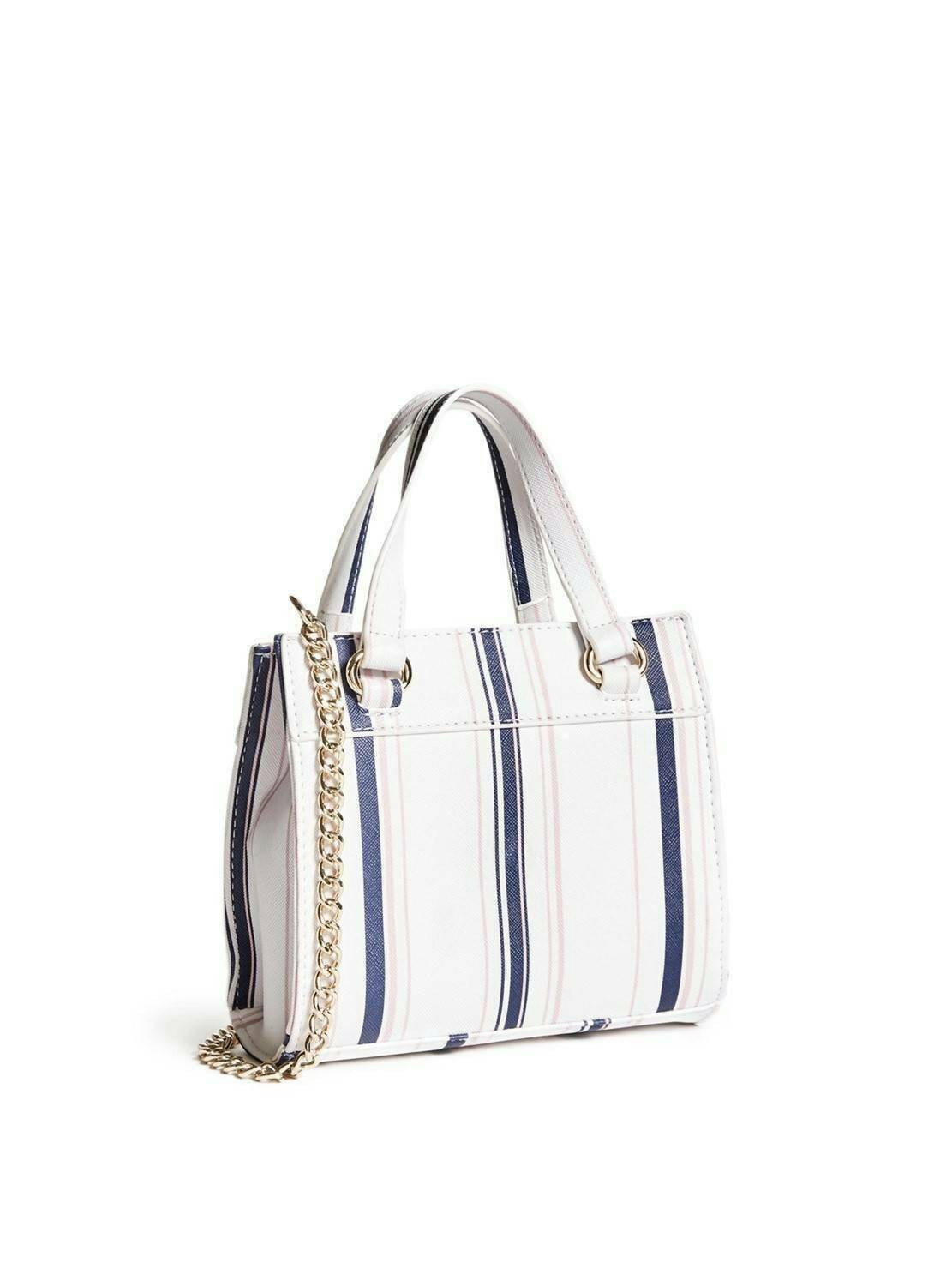 GUESS TAYLOR MINI SATCHEL CROSSBODY BAG กระเป๋าสะพายใบเล็ก สไตล์ สวยหรู คุณหนู ไฮโซ น่ารักมากๆ วัสดุหนังpu เย็บลายตาราง หนังนิ่ม จับนุ่มมือ และ ลายทาง หนัง saffiano ตั้งอยู่ทรง แบบน่ารักไม่ซ้ำใคร ด้านหน้าประดับโลโก้แบรนด์ อะไหล่ทอง มาพร้อมสายโซ่ ถอดออกได้