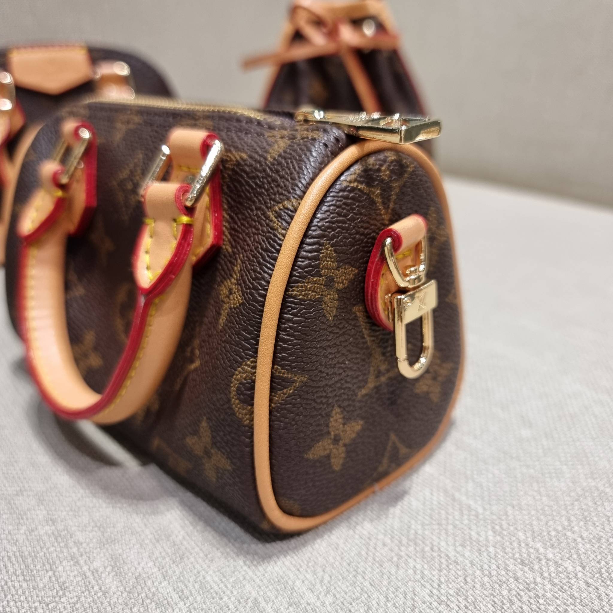 LV TRIO MINI ICONES ใหม่ล่าสุด น่ารักน่าใช้ ที่รวบรวมรุ่นสุดยอดที่เป็นดั่งไอคอนนิค ให้ทุกคนได้สะสมครบคอลเลคชั่น ในไซส์มินิ วัสดุหนังแคนวาสทุกใบ มีสายสะพายข้างให้ เกี่ยวทุกใบรวมสะพายทีเดียว หรือแยกใช้วันแบบ วันละสไตล์ สลับได้ไม่มีเบื่อ มาพร้อม box set ครบ 