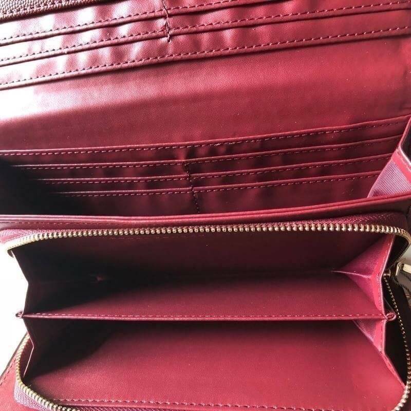 CHARLES & KEITH LONG WALLET กระเป๋าสตางค์ใบยาวแบบ 2 พับ หนังคาเวียร์ อะไหล่สีทอง และพู่สวยหรูมากค่ะด้านหน้าปั้มโลโก้แบรนด์ เปิดปิดด้วยฝาปิด ภายในมี1ช่องซิปแชะช่องเก็บบัตรหลายช่องใช้งานใส่ช่องใส่ธนบัตร แยกเป็นสัดส่วน ใบนี้สุดคุ้มเลยค่า