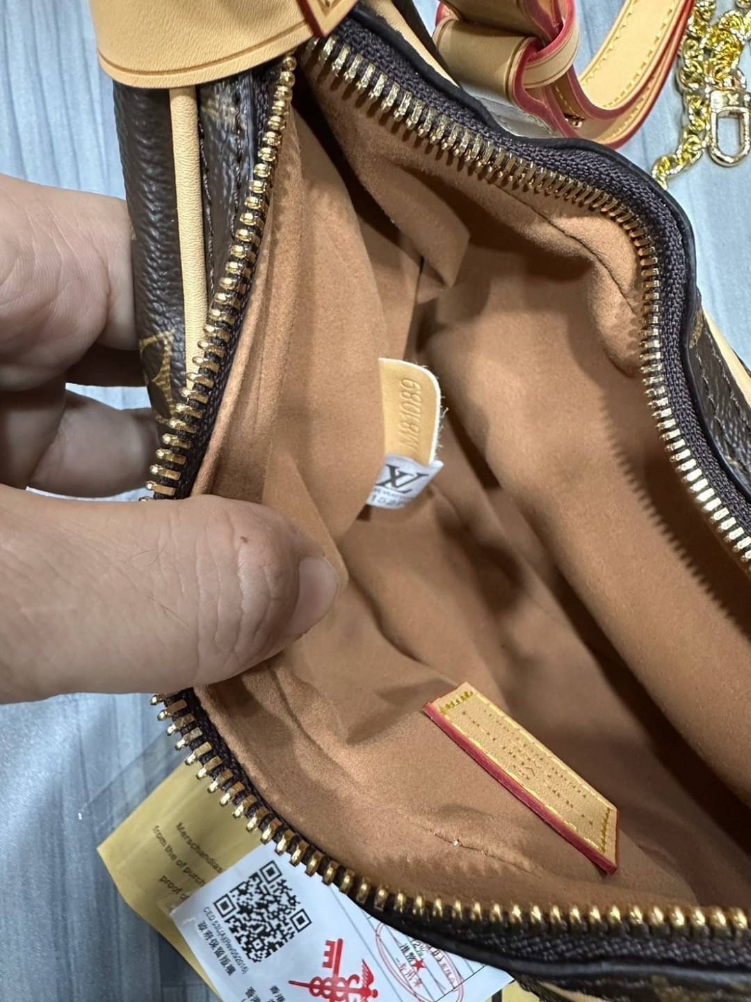 LV Loop bag Monogram canvas กระเป๋าสะพายรูปทรงเสี้ยวพระจันทร์ สุดยอดเดอะเบสท์ไอเท็ม รุ่นตามหา เข้าเพิ่มแล้วค่า งานสวยหรู ดูแพงมาแต่ไกล ขนาดกำลังพอดี สะพายไหล่คือปังมาก วัสดุหนังแคนวาสคุณภาพ ดีงาม เอาอยู่ทุกลุค