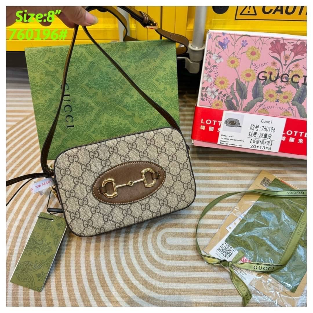 GUCCI Horsebit 1955 mini shoulder bag กระเป๋าสะพายทรง camera ที่สุดของความคลาสสิค ที่ใช้งานง่ายและคล่องตัว โดดเด่นด้วยอะไหล่โลโก้วินเทจเอกลักษณ์