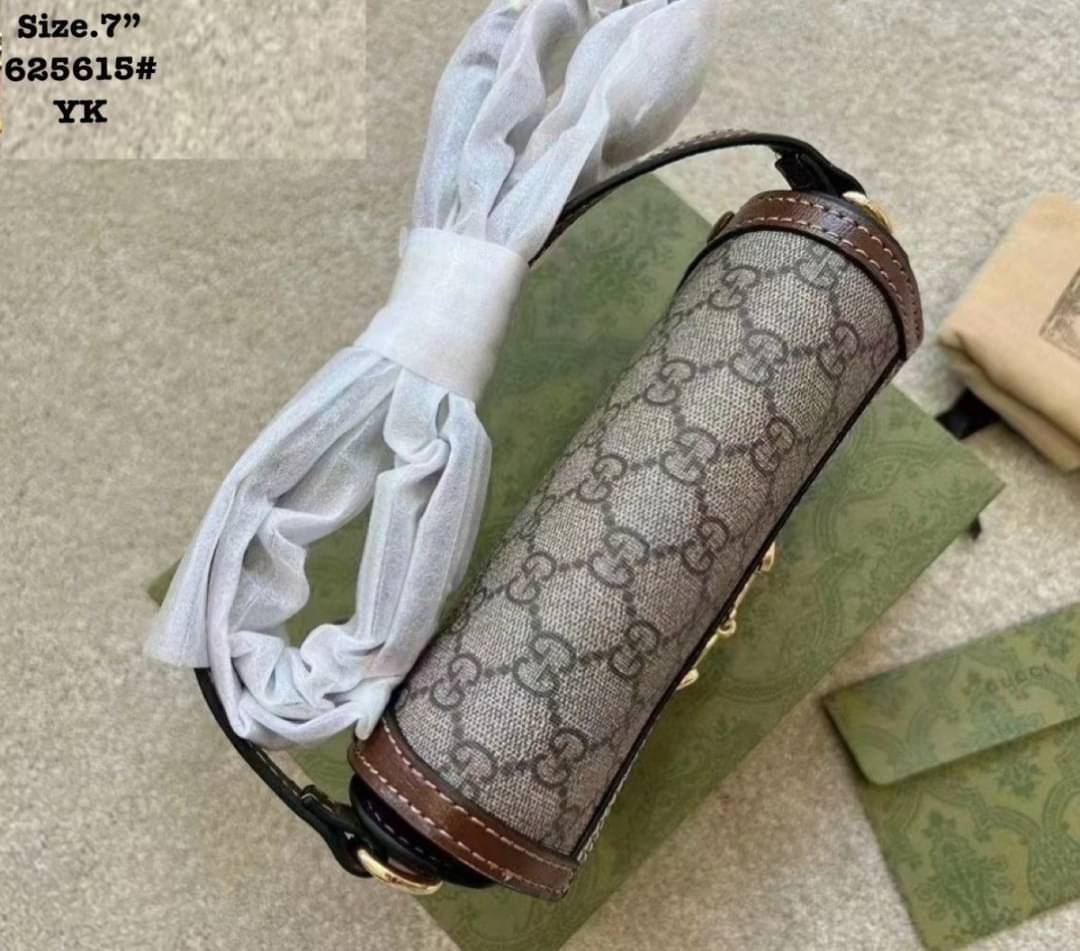 Gucci Horsebit 1955 Mini Bag / GC crossbody horizon mini bag กระเป๋าสะพายข้างขนาดกำลังดี สวยอยู่ทรง วัสดุหนังแคนวาสทนทาน แฝงความหรู เปิด-ปิดฝาสอดพร้อมแม่เหล็กในตัว ภายในเป็นช่องโล่ง ใส่โทรศัพท์ได้ทุกรุ่น พกแทนกระเป๋าสตางค์ ใส่บัตร ใส่ธนบัตรพกง่ายๆก็ได้ สา