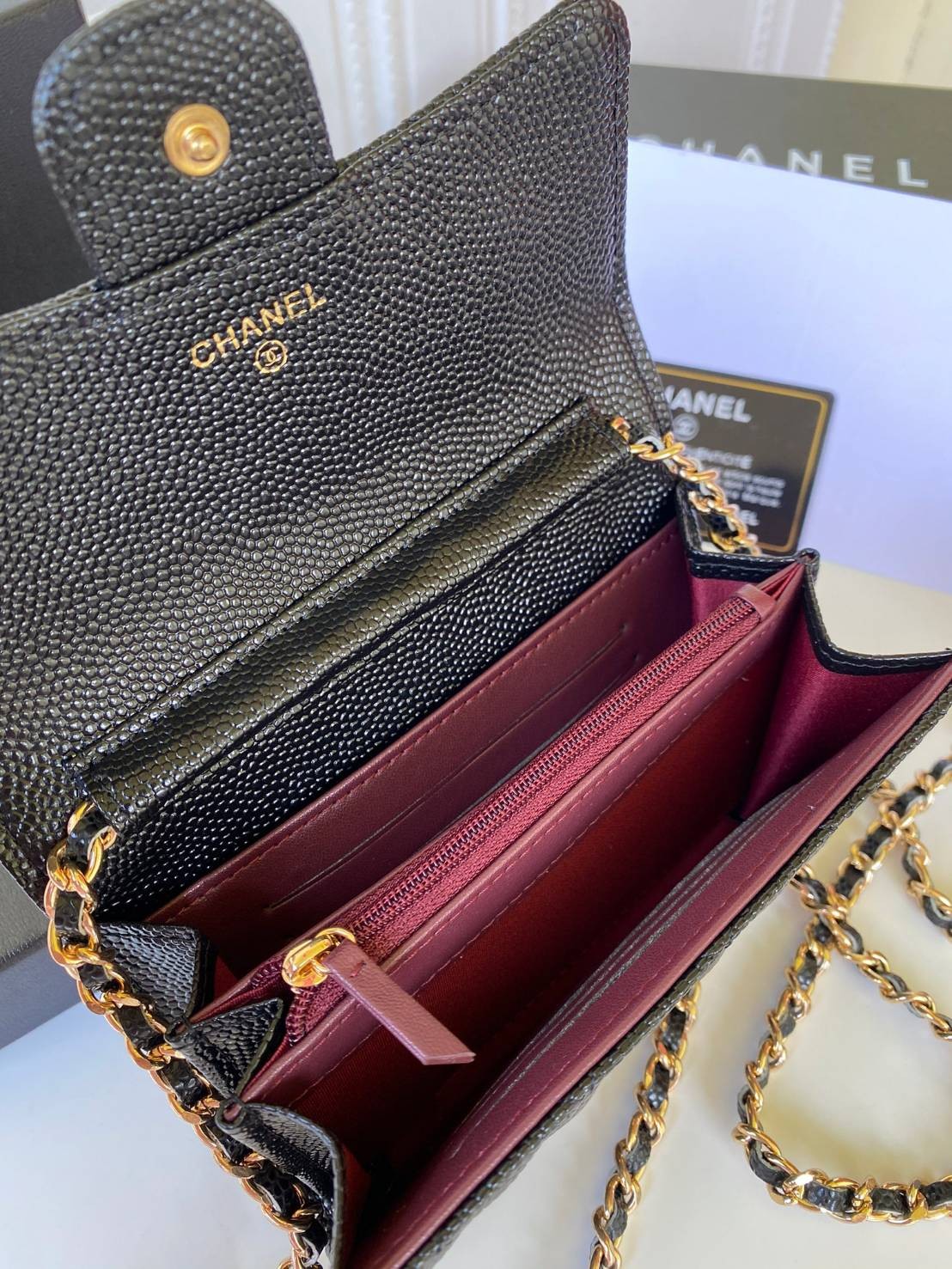 หนังแท้ CHANEL WALLET WITCH CHAIN รุ่นยอดนิยมไอเท็มฮิตวัสดุหนังคาเวียร์สวยคลาสสิคเปิดปิดด้วยฝาปิดกระดุมด้านหน้ามีโลโก้แบรนด์อะไหล่ทองสวยหรูดูดีมาพร้อมสายโซ่อะไหล่เงินและทอง ร้อยหนังจะสะพายไหล่ หรือ Crossbody ภาพถ่ายจากงานขายจริงสวยน่าใช้ Chanel mini นาทีน