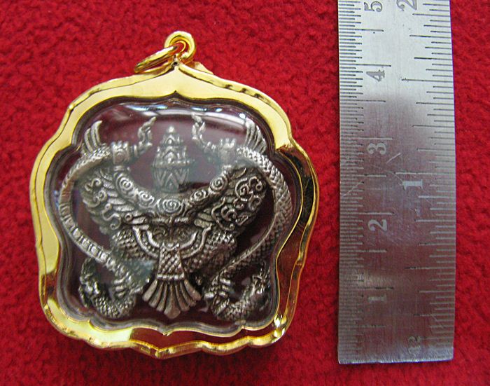 สินค้าหมดค่ะ จี้ครุฑยุดนาคเนื้อเงินเลี่ยมทองไมครอนพร้อมใบคาถาค่ะ