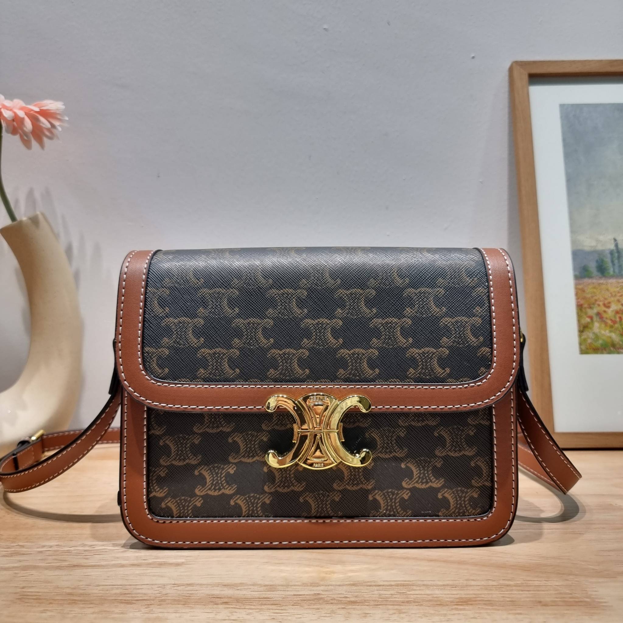 CELINE Classique Triomphe Bag / CELINE TRIOMPHE BAG MEDIUM IN TRIOMPHE CANVAS AND CALFSKIN ไม่มีไม่ได้เลยกับไอเท็มสุดคลาสสิค ที่รอบนี้จัดให้ไซส์ใหญ่กว่าเดิม กระเป๋าสะพาย สวยอยู่ทรง ดีไซน์เป็นธรรมชาติ เนเชอรัลโทน