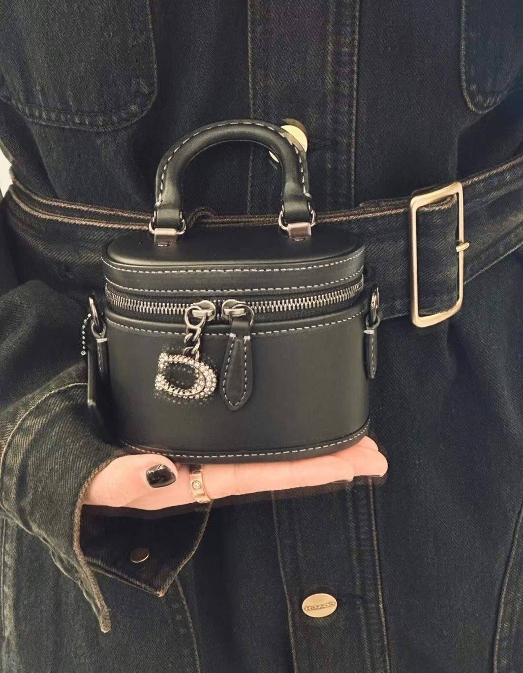 COACH TRAIL CROSSBODY 12 IN SIGNATURE CANVAS CE768 // CE769 มอบเป็นของขวัญปีนี้ รุ่นนี้ต้องเข้าแล้วล่ะคะ พร้อมส่งที่ไทยจำนวนจำกัด! ได้ล๊อตเปิดตัวราคาดีสุดมาค่ะ🎁มอบทันใช้ในช่วงเทศกาลปีใหม่นี้กันค่าา สวยไร้ที่ติ ✔️กระเป๋าใส่ของจำเป็นจุกจิก หน