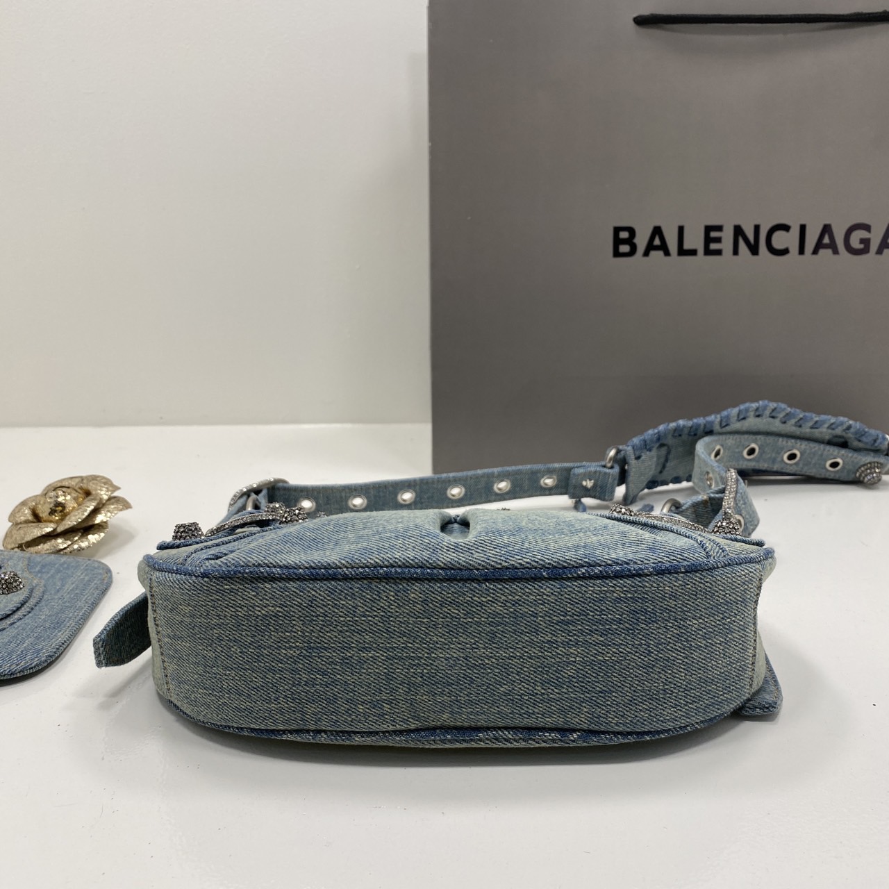 Balenciaga LE CAGOLE XS SHOULDER BAG GIRLY ALLOVER DENIM IN BLUE กระเป๋าสะพายรุ่นยอดนิยม สวยเท่ เกรดออริ 1:1 สลับแท้ ใช้งานต่างประเทศได้