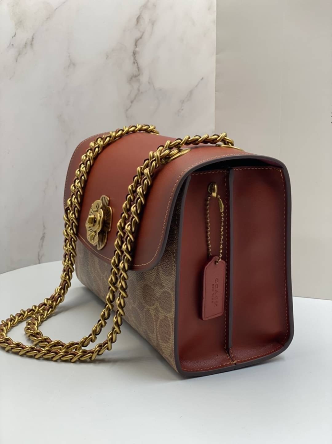 COACH 30585 PARKER IN SIGNATURE CANVAS With Tea Rose สินค้าใหม่ทรงน่ารัก ใช้แล้วดูแพงมากกก มีช่องใส่ขนาดกว้าง ใส่ของได้จำนวนมาก สามารถสะพายข้างแบบโซ่คู่ แบบคุณนาย หรือสะพายเป็น crossbody โดดเด่นด้วยลายsignature coach ใครยังไม่มีห้ามพลาดดดเลยนะ ของสวยจริง