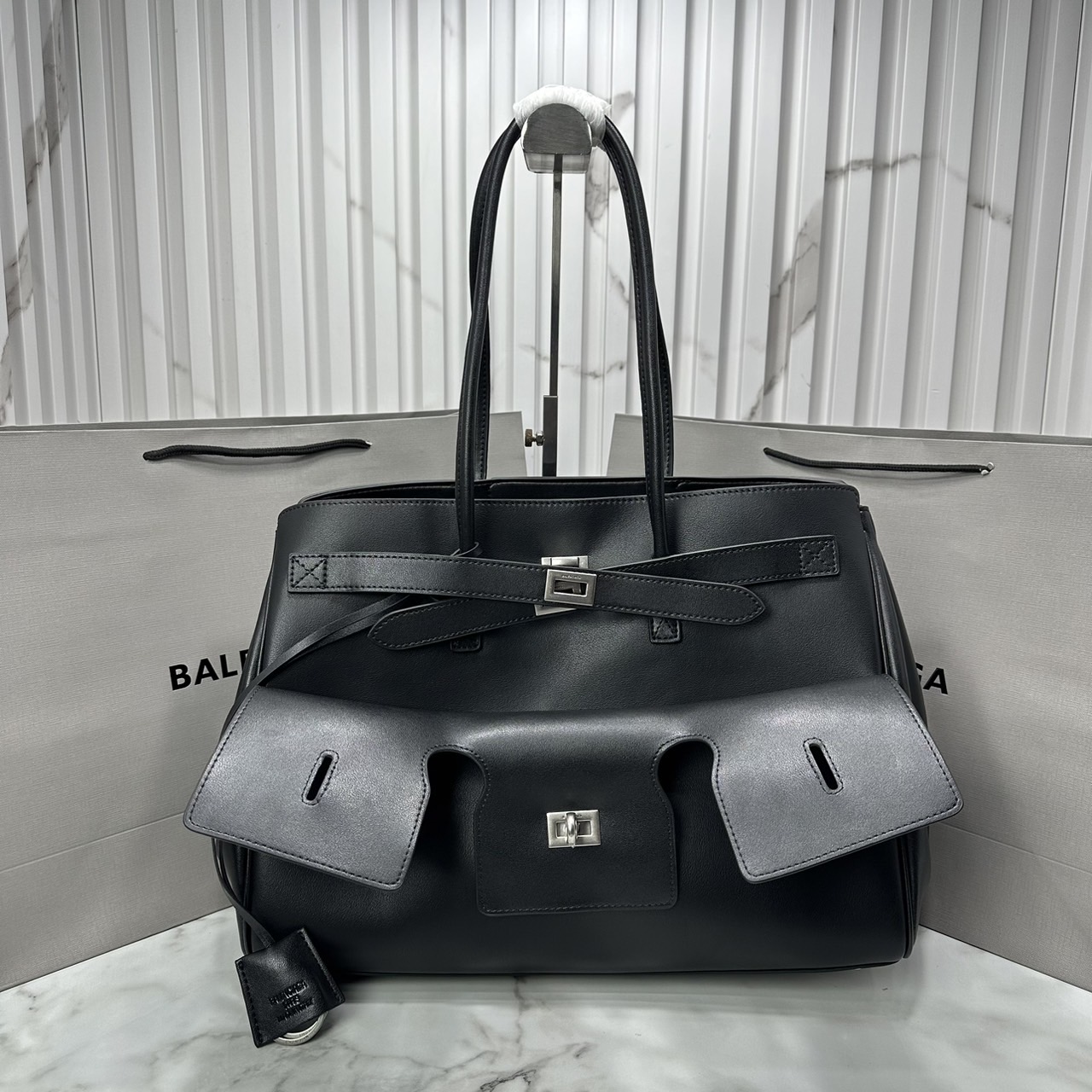 Balenciaga Bel Air Medium Carry All Bag / medium leather tote bag 35cm ที่สุดของไฮแบรนด์สุดไอคอนิค ด้วยกระเป๋าสะพายทรงโท้ทใบใหญ่ ดีไซส์เป็นเอกลักษณ์ งานหนังเต็มใบสวยมาก