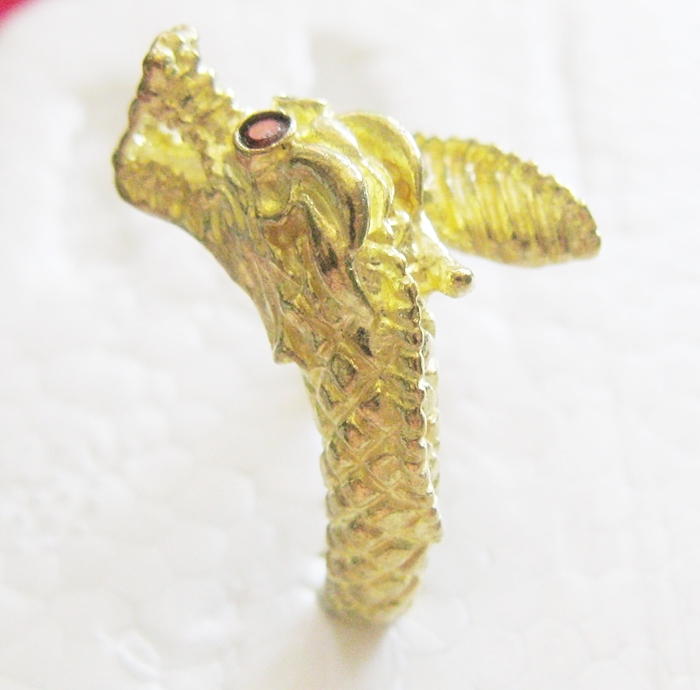 แหวนมังกรทองเหลืองประดับพลอยสีแดง เจริญรุ่งเรือง โชคลาภวาสนาค่ะ