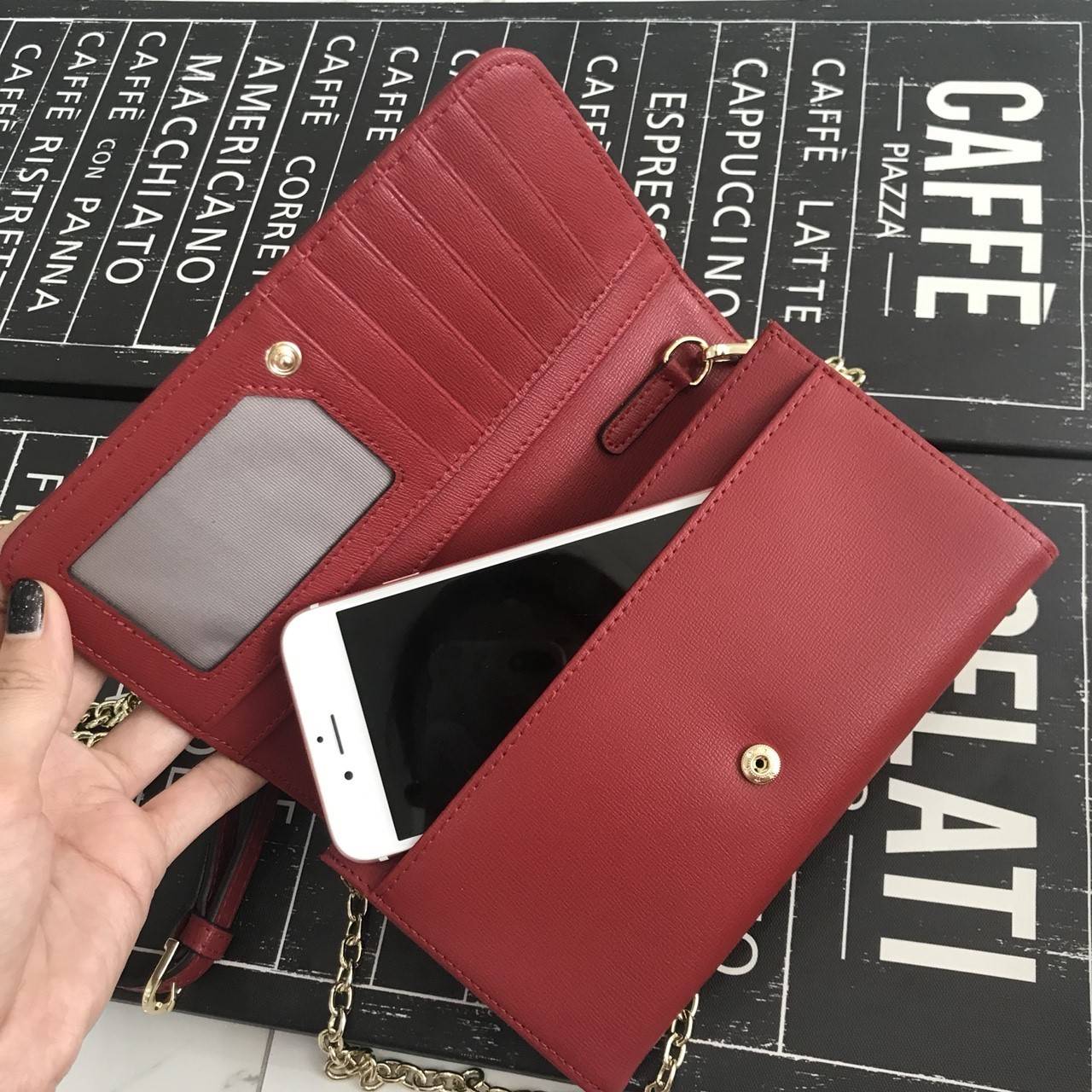 รุ่นขายดี **หนังวัวแท้สวยมาก KEEP • Ari • กระเป๋า สตางค์ยาว ปรับเป็นคลัช หรือถือ สะพาย ก้อได้หมด ขนาด กะลังดี ทรงสวย แค่ใบเดียวจบ! หนังคุณภาพเยี่ยม ภายใน จุของคุ้ม ใส่บัตร ใส่มือถือได้ทุกรุ่น ใบนี้ จะแต่งกับ Look ไหนก้อเข้ากันได้ดีแน่นอนค๊า Don't mis