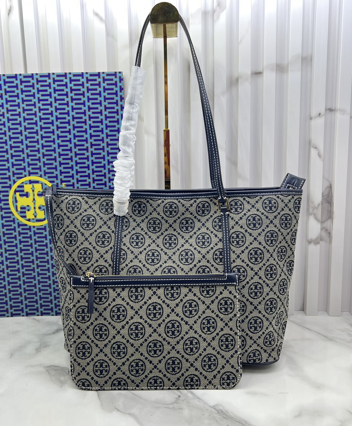 ORI หนังแท้ | Tory Burch T Monogram zip tote bag กระเป๋าทรงโท้ทใบใหญ่ทรงกว้างพร้อมใบเล็กเข้าเซ็ท ดีไซน์สายหนังแต่งคาดหน้า ตัวงานผ้าแจ็คการ์ดตัดขอบหนัง เดอะเบสท์ เซลเลอร์!!